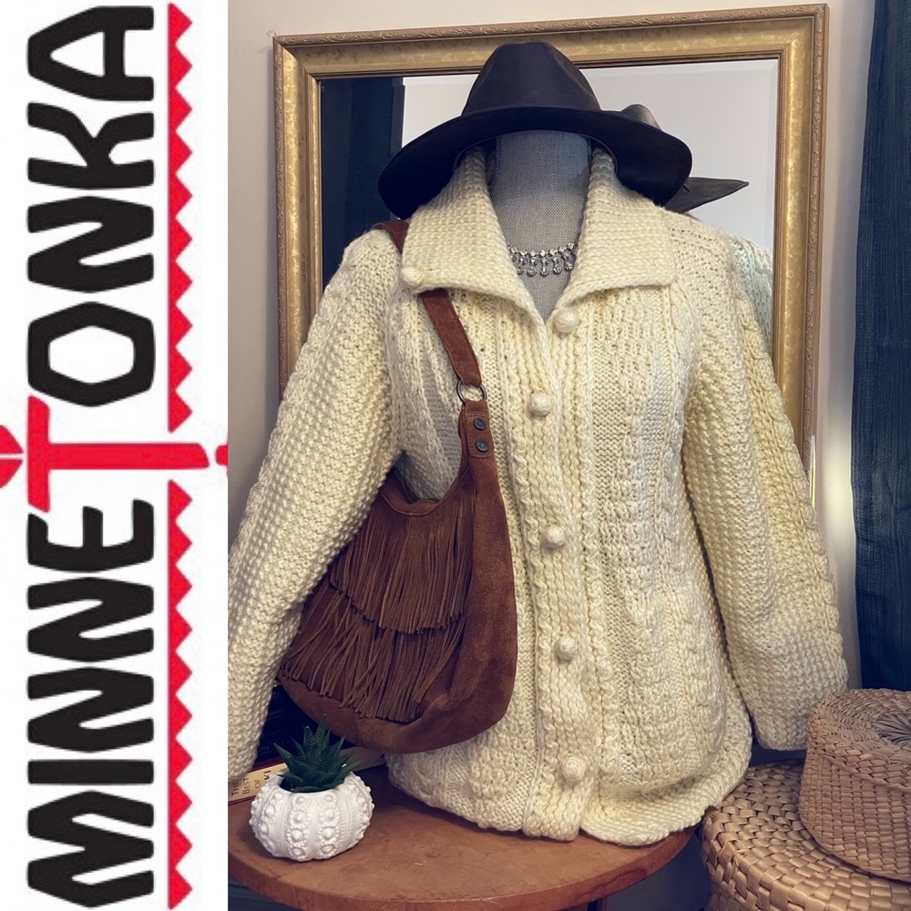 Like new MINNETONKA genuine leather fringe shoulder bag in cognac